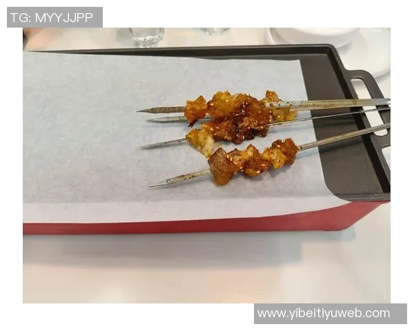 媒体人分享与亚当斯赛后夜宵合影羊肉串烧烤尽享美味时光